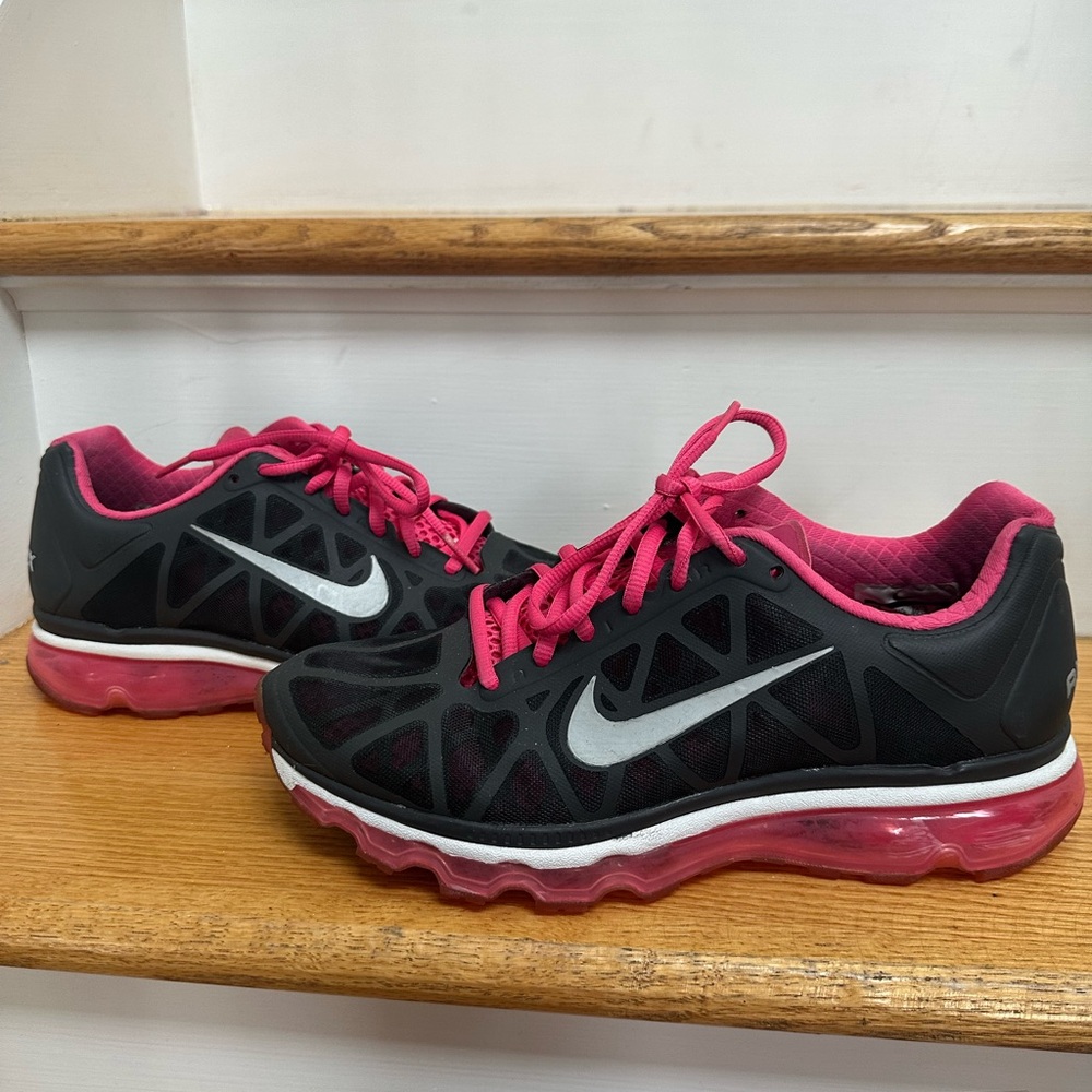 Nike Women’s Black and Pink Athletic Shoes